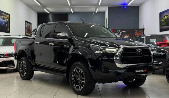 TOYOTA HILUX 2.8 D-4D TURBO DIESEL CD SRX PLUS 4X4 AUTOMÁTICO TOYOTA HILUX 2.8 D-4D TURBO DIESEL CD SRX PLUS 4X4 AUTOMÁTICO